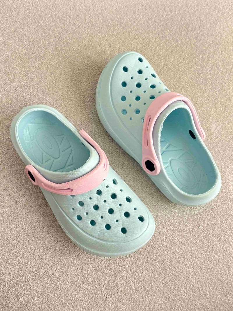 girl crocs